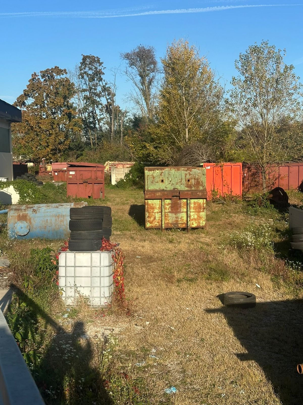 Il campo all'aperto con container e pneumatici